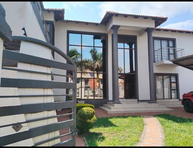 6 BEDROOM HOUSE FOR SALE IN WATERBERRY COUNTRY ESTATE